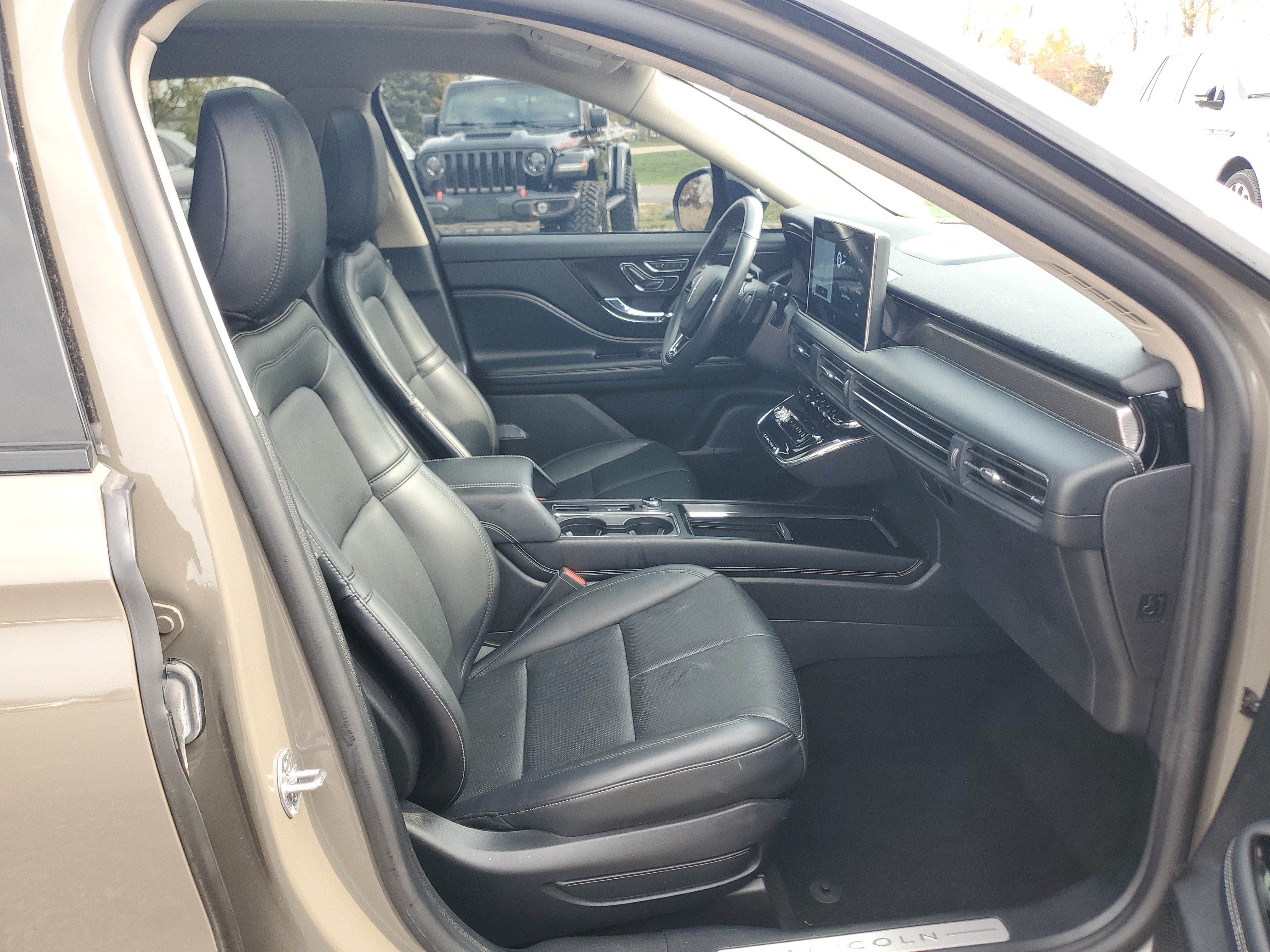 Used 2025 Lincoln Corsair Reserve w/ Jet Appearance Package AWD/4WD image 9