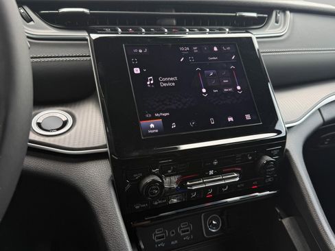Used 2025 Jeep Grand Cherokee Laredo w/ Luxury Tech Group I AWD/4WD image 40