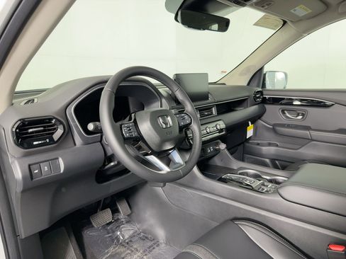 New 2025 Honda Pilot Touring image 4