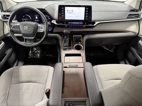 Used 2021 Toyota Sienna LE image 12