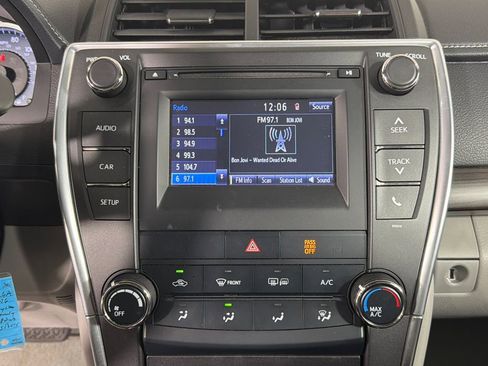 Used 2016 Toyota Camry LE image 28