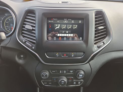 Used 2021 Jeep Cherokee Latitude Plus image 14