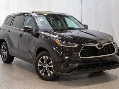Used 2021 Toyota Highlander XLE image 1