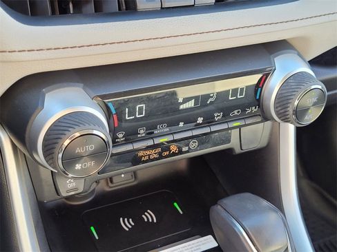 Used 2022 Toyota RAV4 XLE Premium image 16