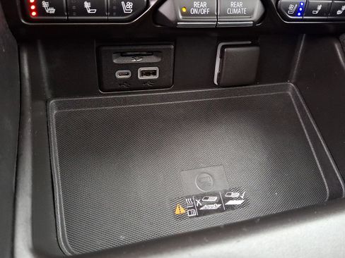 Used 2021 GMC Yukon SLT w/ SLT Premium Package image 28