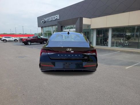 Certified 2025 Hyundai Elantra Limited FWD image 4