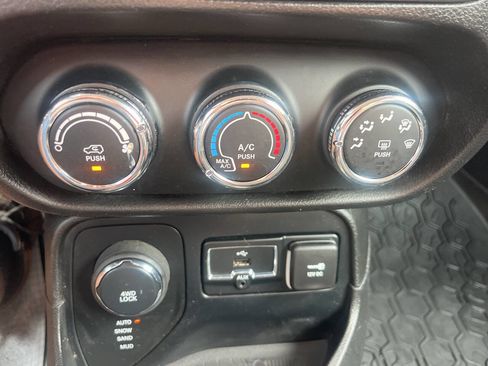 Used 2015 Jeep Renegade Latitude AWD/4WD image 26