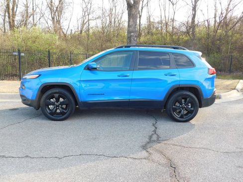 Used 2018 Jeep Cherokee Latitude w/ Altitude Package image 2