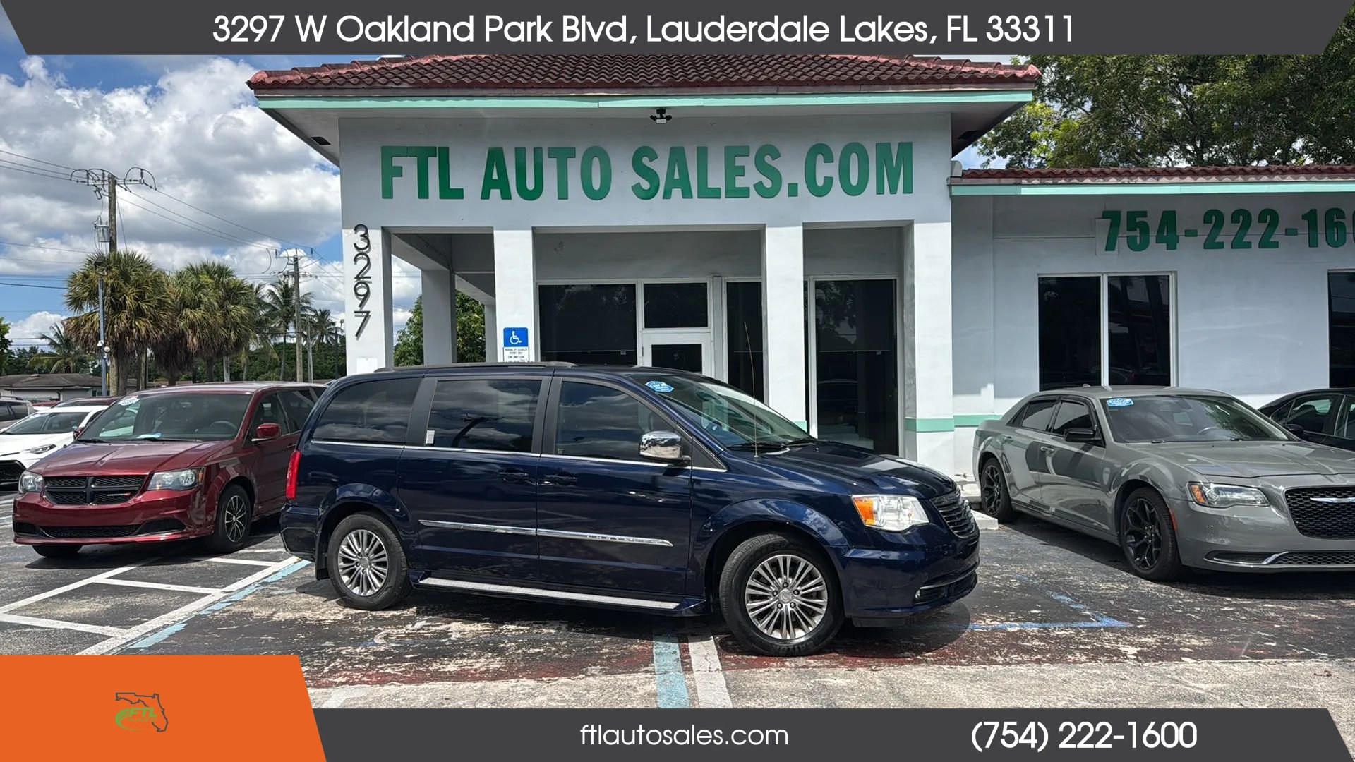 Used 2014 Chrysler Town & Country Touring-L FWD image 1