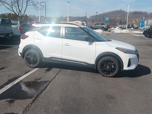 Used 2024 Nissan Kicks SR image 2