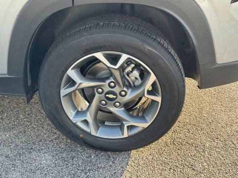 Used 2025 Chevrolet Trax LT w/ LT Convenience Package image 10