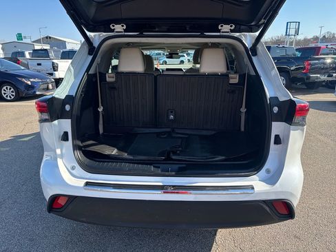 Used 2022 Toyota Highlander XLE AWD/4WD image 7