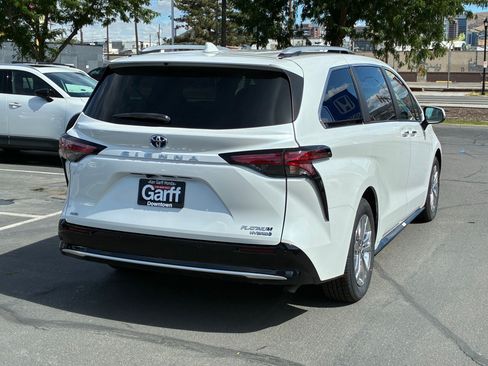 Used 2023 Toyota Sienna Platinum AWD/4WD image 3
