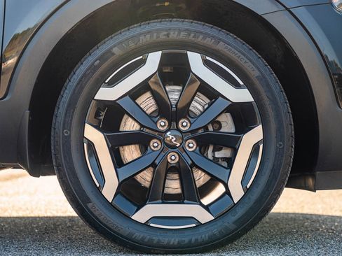 Used 2023 Kia Telluride EX w/ EX Captain's Chair Package image 9