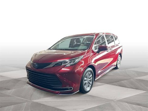 Used 2022 Toyota Sienna XLE w/ XLE Plus Package image 1
