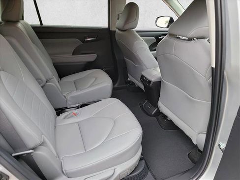 Used 2024 Toyota Highlander XLE FWD image 16
