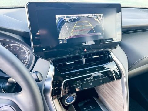 Used 2021 Toyota Venza XLE image 24