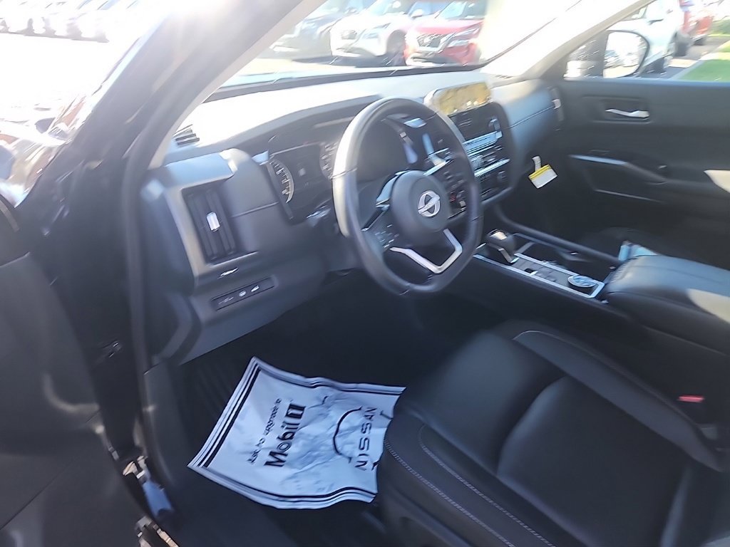 Used 2025 Nissan Pathfinder SL AWD/4WD image 13