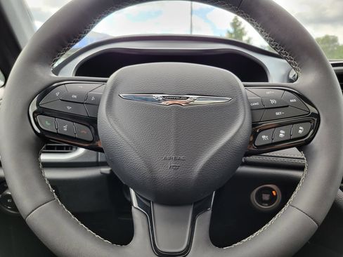 Used 2025 Chrysler Pacifica Limited FWD image 13