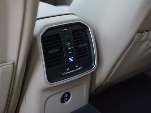 Certified 2026 Porsche Macan AWD/4WD image 33