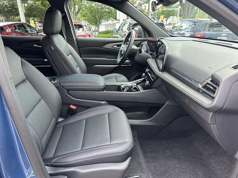 Used 2025 Chevrolet Traverse LT w/ Driver Confidence Package FWD image 9