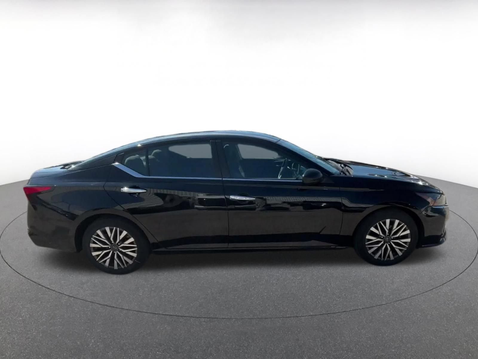 Used 2025 Nissan Altima 2.5 SV FWD image 15