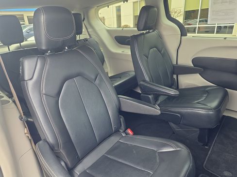 Used 2022 Chrysler Pacifica Touring-L image 14