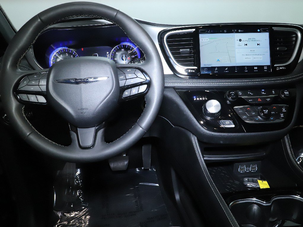 Used 2025 Chrysler Pacifica Limited FWD image 30