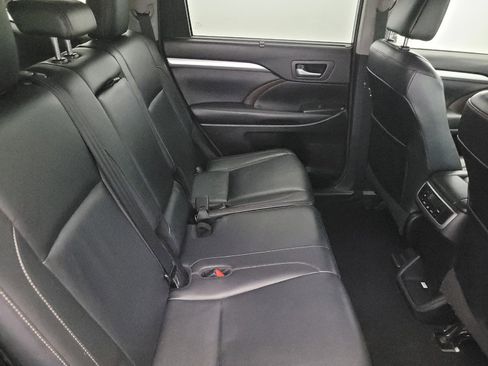 Used 2018 Toyota Highlander XLE image 19