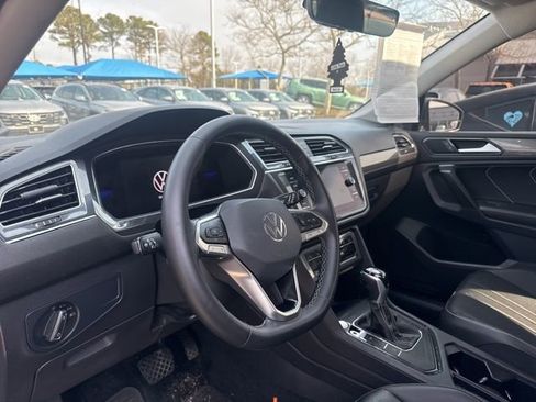 Used 2022 Volkswagen Tiguan SE image 11