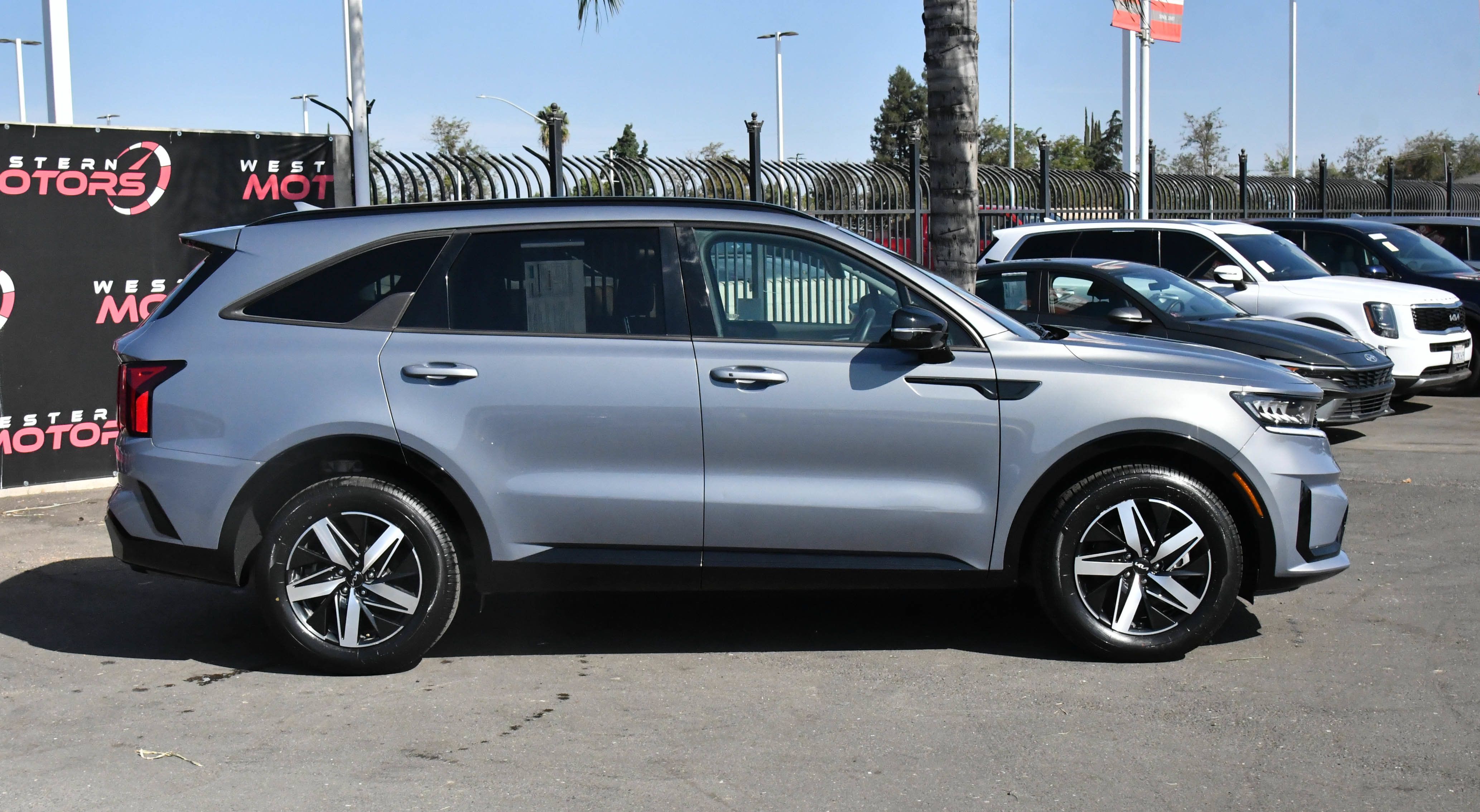 Used 2022 Kia Sorento S w/ Panoramic Sunroof Package FWD image 9