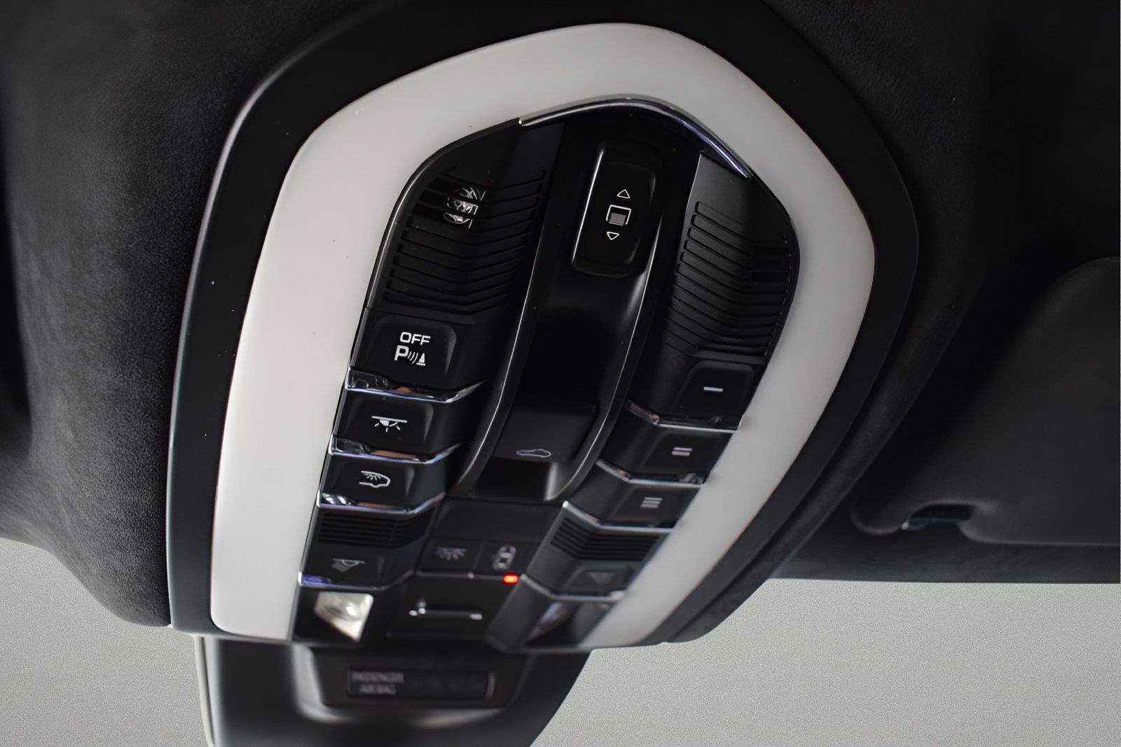 Used 2017 Porsche Macan Turbo AWD/4WD image 19
