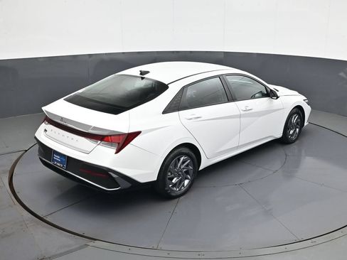 Certified 2024 Hyundai Elantra SEL FWD image 18