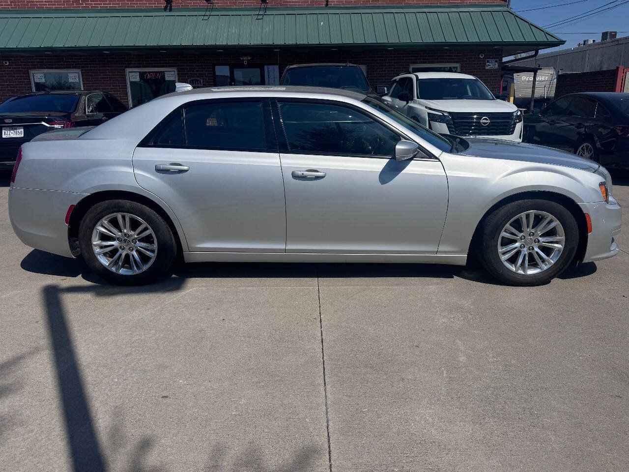Used 2019 Chrysler 300 Touring w/ Quick Order Package 2EF RWD image 4