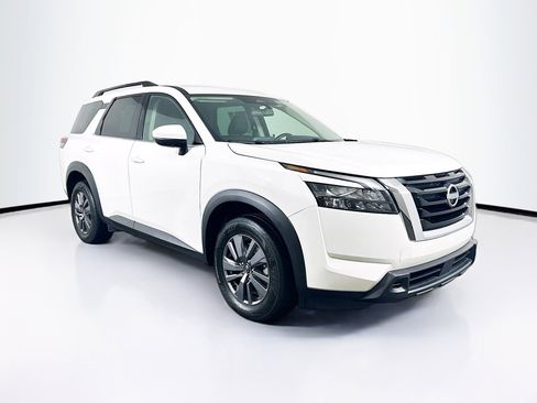 Used 2025 Nissan Pathfinder SV image 3