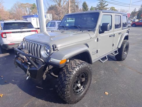 Used 2021 Jeep Wrangler Unlimited Sahara image 2