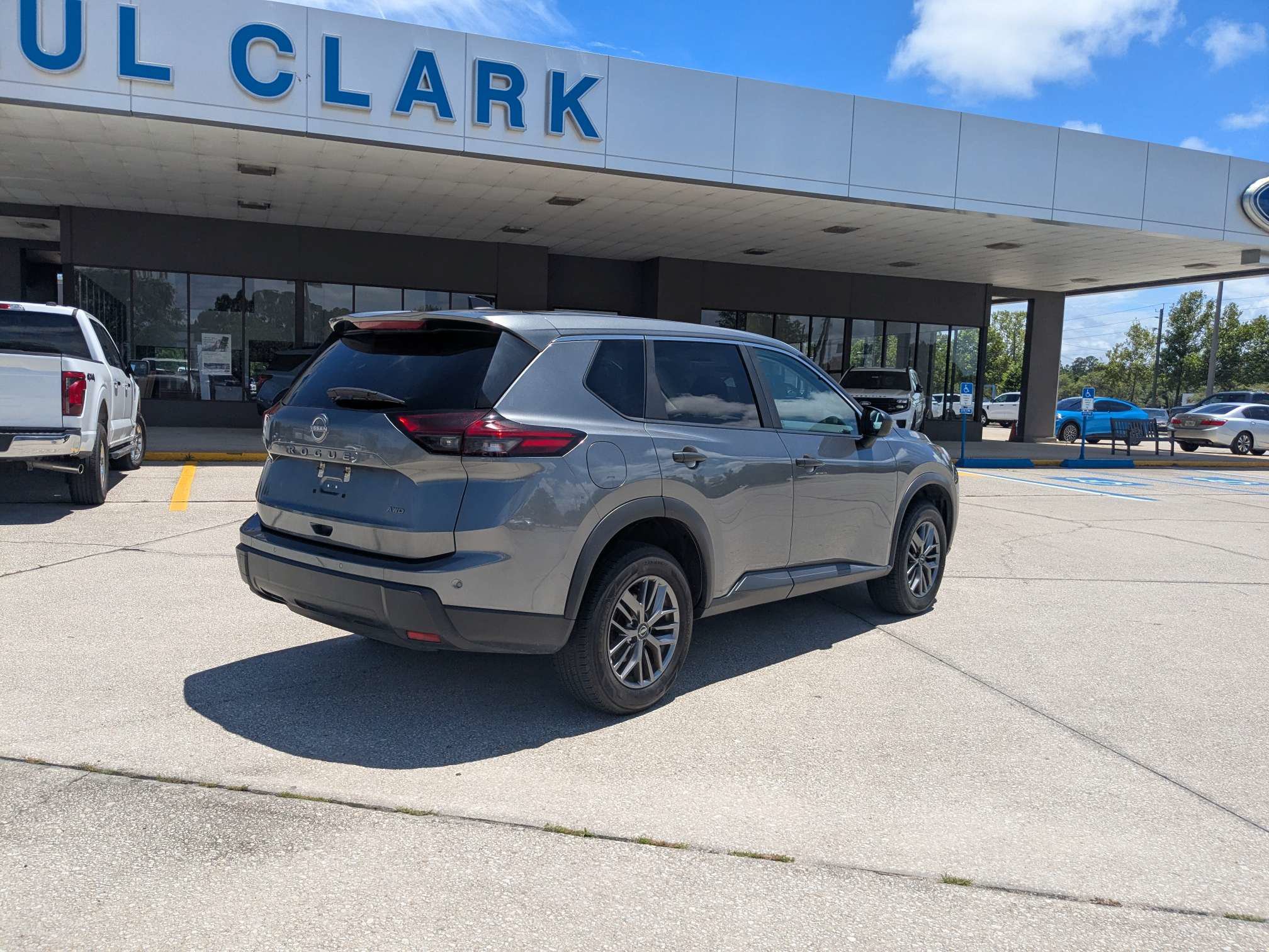Used 2024 Nissan Rogue S AWD/4WD image 4