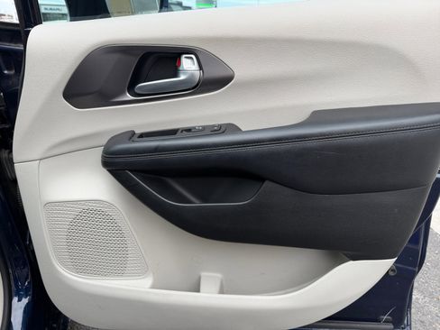 Used 2017 Chrysler Pacifica Limited w/ UConnect Theater Package image 16