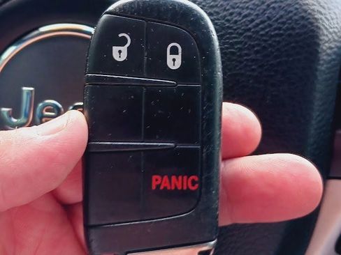 Used 2021 Jeep Grand Cherokee Laredo image 37