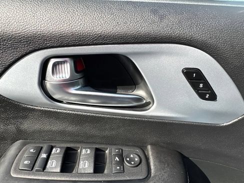 Used 2026 Chrysler Pacifica Limited FWD image 9