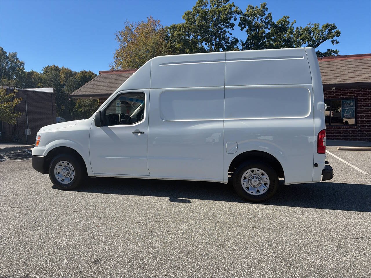 Used 2020 Nissan NV 2500 SV w/ Back Door Glass Package RWD image 3