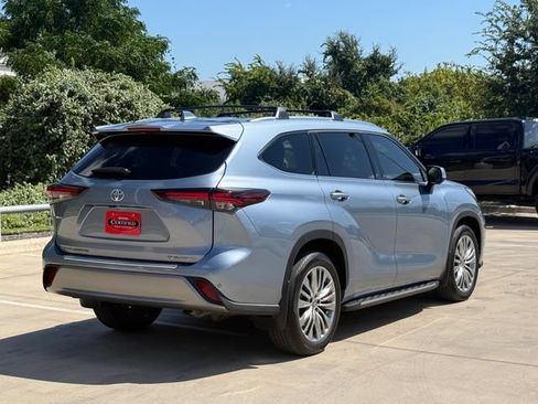 Used 2024 Toyota Highlander Platinum FWD image 5