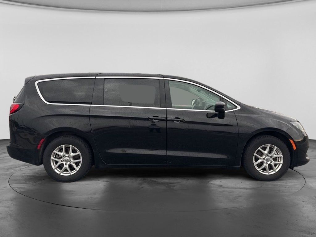 Used 2024 Chrysler Voyager LX FWD image 4