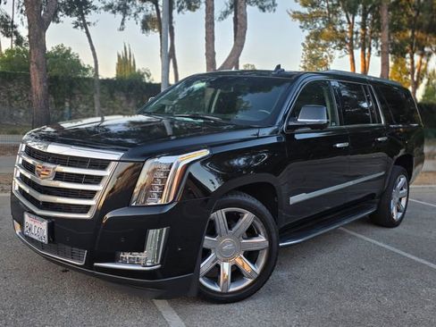 Used 2018 Cadillac Escalade ESV Luxury RWD image 28