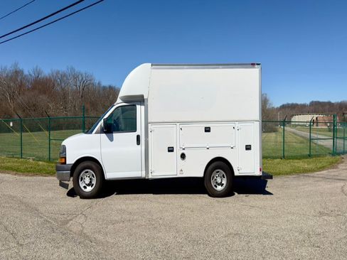 Used 2017 Chevrolet Express 3500 w/ Chrome Appearance Package RWD image 2