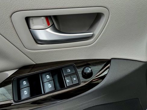 Used 2019 Toyota Sienna XLE w/ XLE Navigation Package AWD/4WD image 23