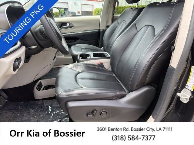Used 2024 Chrysler Pacifica Touring-L FWD image 34