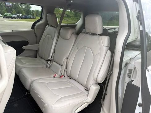 Used 2017 Chrysler Pacifica Touring-L Plus FWD image 9