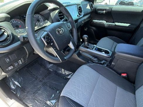 Used 2021 Toyota Tacoma TRD Off-Road w/ Technology Package AWD/4WD image 10