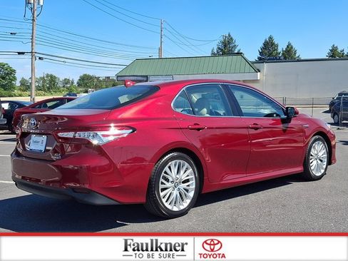 Certified 2019 Toyota Camry XLE FWD image 6